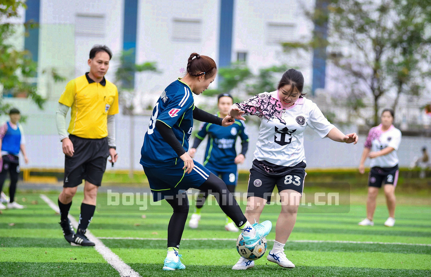 案头摊开的钓点笔记与手绘水域草图，台灯暖光落在纸面